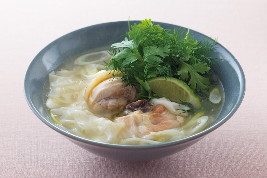 渡辺麻紀さんのシンプルスープ&簡単アレンジレシピ。【鶏肉の水炊き風スープ】