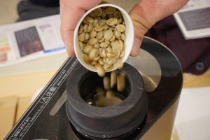 白い生豆をセット。