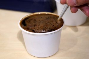 カッピング専用のスプーンで豆を沈めます。