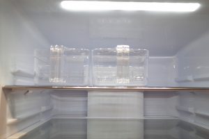 2つのケースは備え付け。調味料などを入れて庫内の整理整頓がしやすくなる。