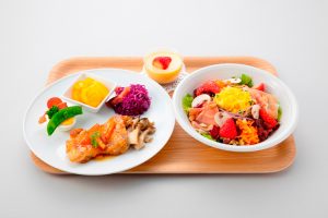 『スペシャルランチプレート』（1,500円）10種類以上の野菜と卵を使ったカラフ ルなサラダ（3種類から選べる）に、野菜と卵の前菜、マヨネーズやドレッシング、ジャムを使ったメインディッシュを合わせたプレート。“エグロワイヤル”を使い、マヨネーズを加えてしっとりなめらかに仕上げたマヨプリン付き。選べるサラダは「パワーサラダ」、「シーザーサラダ」、「コブサラダ」の3種類。