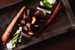 大木町産の王リンギ（雪嶺茸とエリンギを掛け合わせたキノコ）、アスパラガス、みやま市産のセロリを使った野菜のプレート。