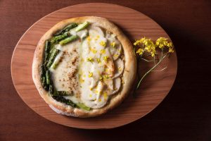 メインディッシュは、大木町産のアスパラと八女市産のたけのこを使った、見た目も鮮やかなでヘルシーな野菜のピザをハーフ＆ハーフで。