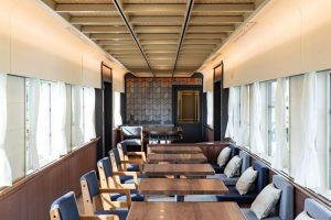  沿線地域の伝統ある工芸品等を使った車内。