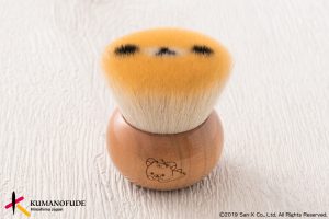 緻密な手仕事により作られるフェイスブラシは、熊野の職人の熟練した技術を要する、工芸品とも呼ぶべき逸品。Ⓒ2019 San-X Co.,Ltd All Rights Reserved.