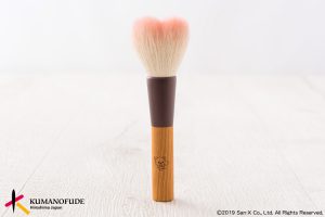 チークの位置がとらえやすく、見た目の可愛らしさだけではない、小回りのきく実用性のあるメイクブラシ。Ⓒ2019 San-X Co.,Ltd All Rights Reserved.