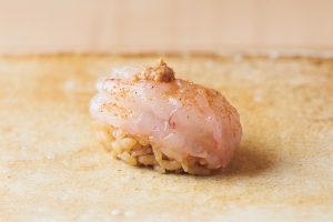 海老（熟成3日）。自家製海老醤油、海老味噌、海老塩で調味された、『まるふく』のスペシャリテのひとつ。