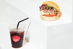 新たに、カフェ&ラウンジ『二階のサンドイッチ』と、レストラン『100本のスプーン』が館内にオープン。