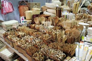 数十元で買えるカトラリーも人気。竹製が安価だが、精巧なのは木製。