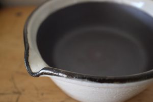 ご覧ください！ 溝がないけど、立派なすり鉢なんです。
