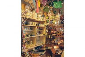 棚の中はもちろん、床にも、そして上からもさまざまな商品がぶら下がる。鈴生り状態のホウロウのポットは、イランからやってきた。