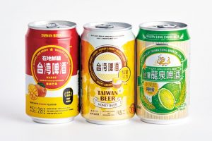 右から、龍泉啤酒檸檬 35元（台湾青啤）、蜂蜜啤酒、水果芒果 各37元（共に台湾啤酒）すべて330ml 希望小売価格。フルーツ王国の本領発揮。 採れたて果実を啤酒（ビール）にも。パイン、ライチなど、フレーバーは多数。気軽に試せる価格も高得点。