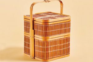 竹製のピクニックボックス 650元。キャリーボックスとして大活躍。西洋と中華のピクニックバッグの要素を取り込んだ一品。「茶器やお茶まわりの布の保管に使っています」