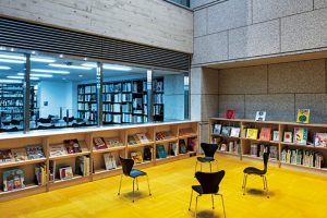 美術図書室には、子どもも楽しめる美術書を集めた「こどもとしょしつ」を新設した。