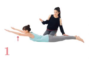 床にうつ伏せになり、両腕を前方に伸ばす。まず脚を床につけたまま胸から上を床から引き上げ、3〜5呼吸キープ。次に頭を下げ、脚の付け根から足先までを床から引き上げて同様にキープ。慣れてきたらこの動きを上半身下半身交互に3〜10回、丁寧に繰り返す。