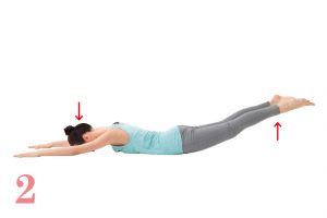 床にうつ伏せになり、両腕を前方に伸ばす。まず脚を床につけたまま胸から上を床から引き上げ、3〜5呼吸キープ。次に頭を下げ、脚の付け根から足先までを床から引き上げて同様にキープ。慣れてきたらこの動きを上半身下半身交互に3〜10回、丁寧に繰り返す。