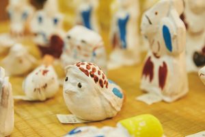 福岡県の『赤坂飴本舗』が作っている“赤坂人形”という土人形。食紅で描かれた表情が愛らしい。1,000円台より。