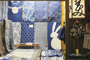 3〜4階は染め物が。こちらは江戸時代からの古法染めで、天然純藍染めの手ぬぐいなど。