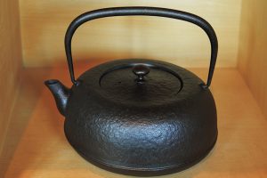 鋳物の産地、岩手・水沢で生産されている鉄瓶。IHにも対応。2万1000円。