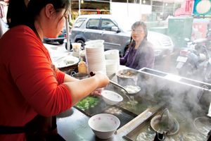 店主の祖母の代から60年続く店。屋台の風情が残る店頭で、店内、持ち帰りと、手際よく作られる。