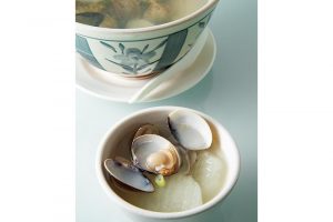 【冬瓜蛤蠣湯】冬瓜と貝のスープ（小）180元。「初めて食べると薄味に驚くかも。貝から出る塩気と身の甘さが冬瓜に染み込んで、深い味です。ショウガの風味も欠かせません」