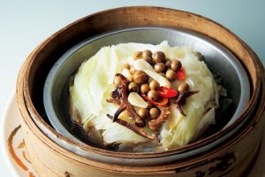 【破布子蒸高麗菜】台湾木の実とキャベツのせいろ蒸し220元。甘いキャベツを破布子という木の実の醤油漬けで調味。