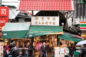 【台湾・東三水街市場（ドンサンスエジエシーチャン）】雨の日も楽しめる、歴史あふれる台所市場を散策する。