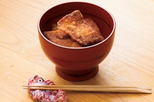 松尾さんも「おいしいから食べてみて!」とお薦めの〈福井のソースカツ丼〉900円。薄い衣の薄いカツに、ウスターソースがよく合う。