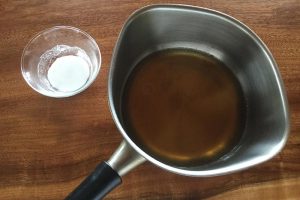 5.和風あんを作る。鍋に葛粉以外のあんの材料を全て入れ煮立せみりんのアルコール分を飛ばしたら、一旦火からおろして水溶き葛粉を入れてよく混ぜ、再び火にかけてとろみをつける。