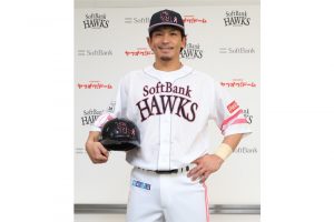 )ピンクリボンユニフォームを着用した松田宣浩選手。