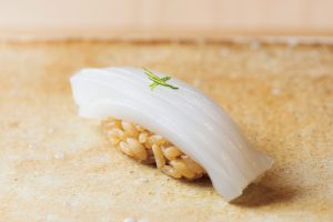 こちらもスペシャリテの逸品、烏賊（熟成20日）。大きめのアオリイカを使うため、長期でじっくり熟成させる。