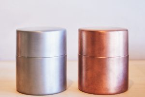 側面に継ぎ目がない美しい加工法で作られている銅製の茶筒は新潟県燕市製。左 錫めっき（中）7,400円、右 銅（中）7,000円。