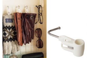 キッチン用水切りフックのフック部分を壁につけたネットに引っ掛け、ピンチ部分に手袋やスカーフなどを挟んで吊るす。