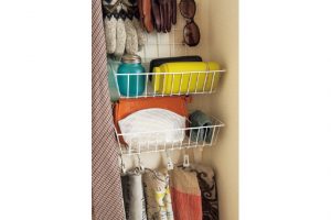 ワイヤーネット用のカゴをつければ、散逸しやすいポーチや眼鏡ケースなどをまとめて収納することができる。