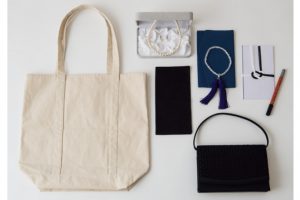 葬儀用の小物一式（香典袋と薄墨の筆ペン、数珠、ふくさ、パールネックレスとイヤリング、黒ストッキング、バッグなど）をひとまとめにして袋に入れておこう。