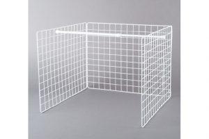 ネット（40×50cmほど）3枚をコの字形に組み、つっぱり棒を渡せば、パンツなどを掛けられる。