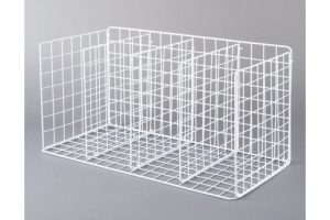 ネット（30×60cmほど）2枚を背面と底部、30㎝四方×5枚を側面と仕切りにし、バッグやダウンを。