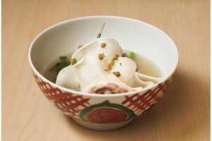 鯨のウネスと白神山地のセリのしゃぶしゃぶ800円。ありそうでいてここにしかないものばかり。