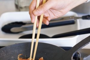 干しエビなど、優しく扱いたい食材を炒るときには、この箸を使う。細かいものも手際よくひっくり返せるところが便利だそう。