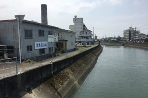 川沿いの工場