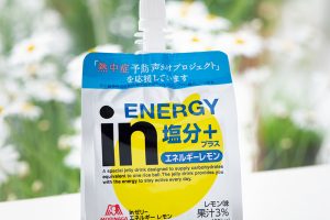 【inゼリー エネルギーレモン】1袋（180g）にクエン酸1000mgを配合。エネルギー（180kcal）と塩分をすばやく摂取できる。爽やかなレモン味でさっぱりした飲み心地。期間限定商品。200円（編集部調べ）