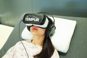 専用のVRを装着！