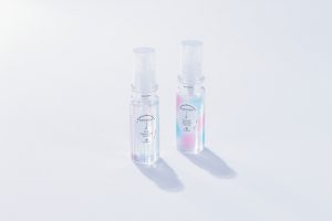 『アメニモ H2O バランスケア ヘアオイル』（1,600円、80ｍL）、『アメニモ ふんわりエアリースタイル ヘアオイル』（1,600円、80ｍL）ふんわり軽いスムースオイルで濡れた髪だけでなく、出かける前の乾いた髪にも使えるアウトバストリートメント。