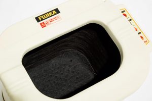 足温器の内側。炭の遠赤外線が満遍なく足を温める設計。