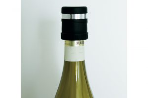ワインの酸化を防ぐ優秀ワインストッパー。「蓋をするだけでワインの風味が変わらない。1週間ほどかけて少しずつ飲むこともできます」。『プルテックス』の〈アンチオッ クス〉 2,200円（日本クリエイティブ TEL.03-3449-5901）。