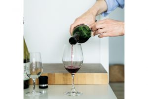 飲む時も、洗う時も、気軽に扱えるのが魅力。ここ10年ほど使っているのは『リーデル』のワイングラス〈オヴァチュア〉 レッドワイン 2個入り 3,000円。カジュアルなタイプながら、膨らみもある形でワインの風味をしっかり楽しめる。