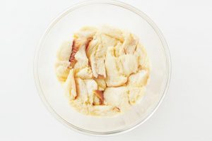 2.食パンをひと口大にちぎって1に入れ、スプーンなどで底に押し付け、全体に卵液を染み込ませる。ラップをせずに電子レンジ（600 W）で3分ほど加熱し、耐熱容器からパカッと外す。器に盛り、好みでハチミツや粉糖をかけ、ラズベリーやミントをあしらう。