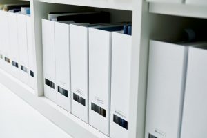 ファイルボックスは統一感が大事。家電の取扱説明書や住宅機器のカタログ、料理本などを、IKEAの紙製ファイルボックスで保管している。