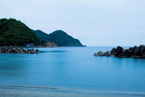 目の前に広がる若狭湾。「家から水着のまま海へ行き来できるの」と松尾さん。少し足をのばせば、日本一美しいといわれる水晶浜のビーチも。