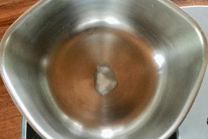 3.鍋にココナッツオイルを入れて火にかける。